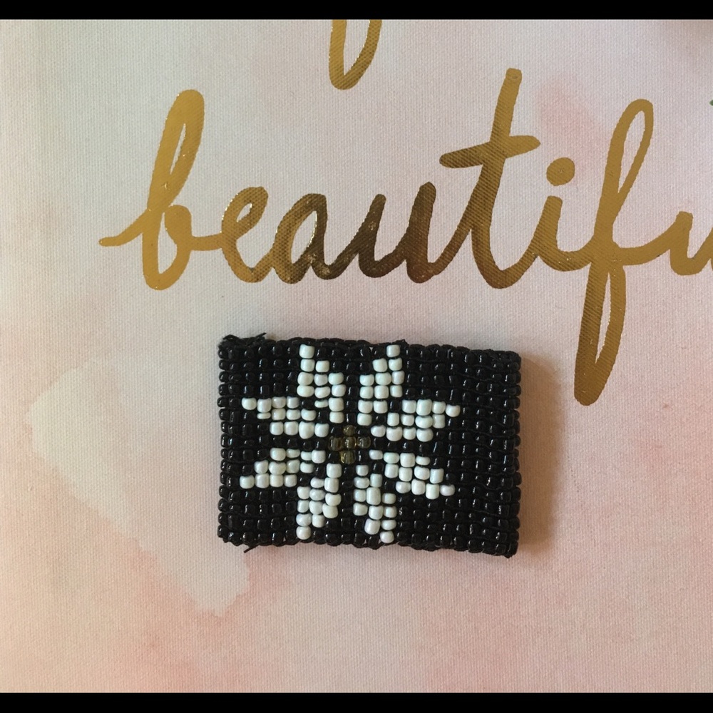Pretty stretch beaded bracelet with flower
